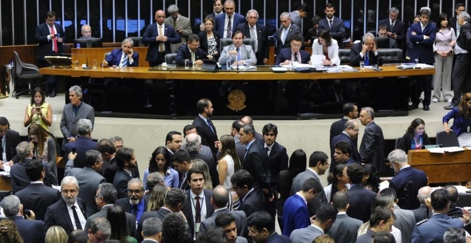 Deputados reunidos no plenário durante a sessão desta terça (28) (Foto: Luis Macedo   