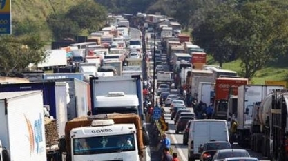 Governo e caminhoneiros chegam a acordo para suspender greve por 15 dias