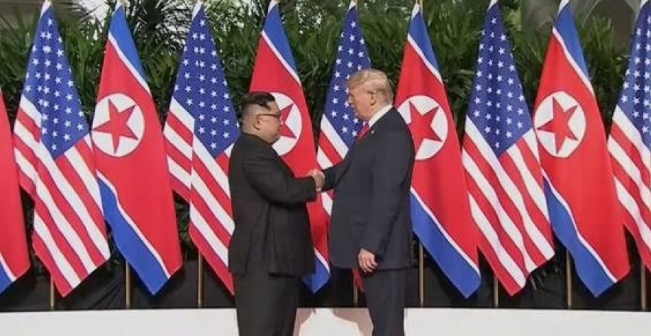 Linguagem corporal de Trump e Kim mostra cordialidade e desconforto