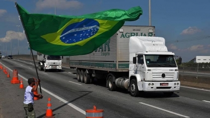 Com caminhoneiros, superávit comercial cai mais de 18% em junho