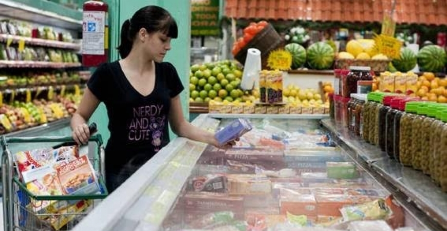  O preço do frango congelado também subiu. Nos atacados de São Paulo, o valor aumentou mais de 40%; durante os dias de manifestações mais de 70 milhões de aves morreram por falta de ração 