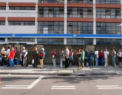 Fila em frente a posto da Previdência Social, em São Bernardo do Campo (SP)