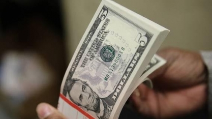 Dólar avança ante real e fecha a R$3,76 com aversão a risco no exterior 