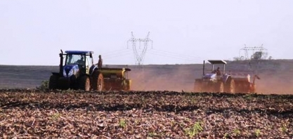 Alta do dólar sustenta preço da soja, mas trará altos custos à agricultura