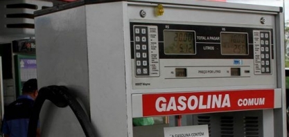 Gasolina fica mais barata nas refinarias