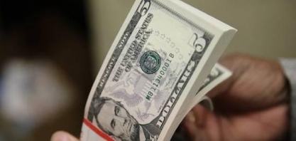 Dólar fecha longe das mínimas do dia e mira em novidades na cena política 