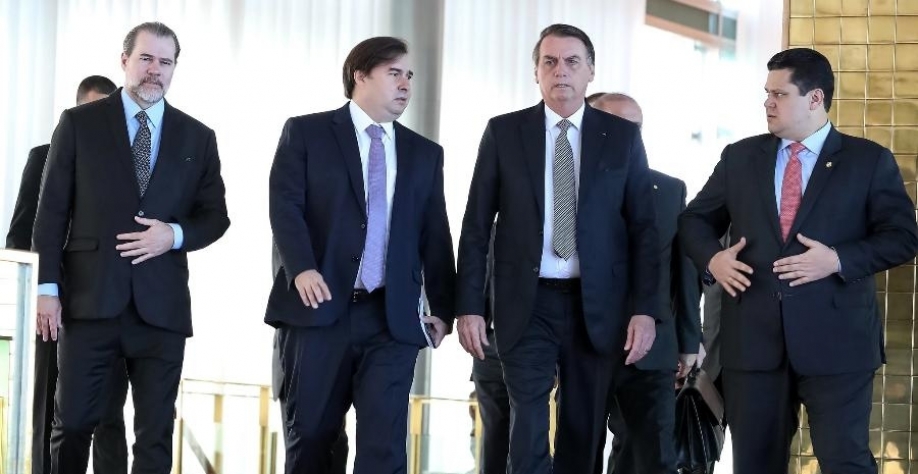 Pacto dos Três Poderes tem uma única função:salvar o presidente Bolsonaro