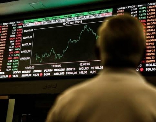  Ibovespa toca mínima de dois meses, mas reduz perdas e fecha quase estável 