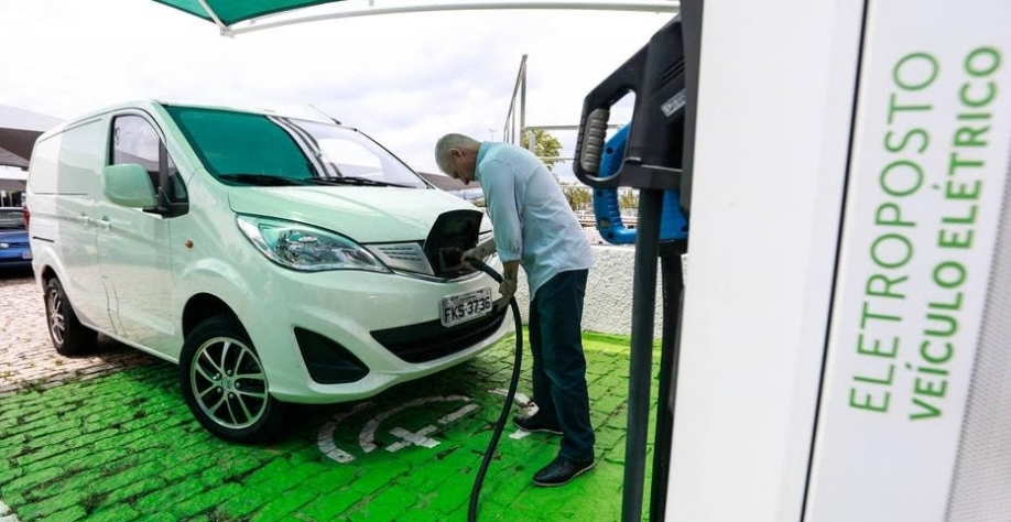 A hora e a vez dos carros elétricos – Por Fábio Gallo