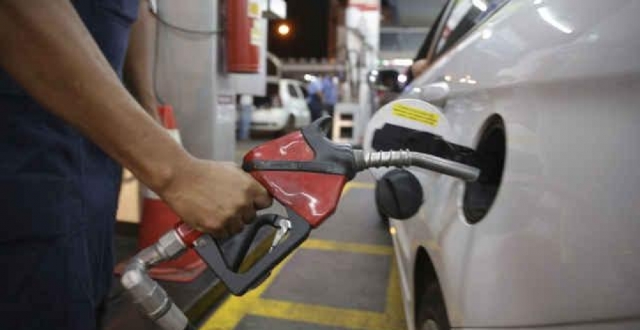 Brasileiro paga 50% mais caro pela gasolina e 61% pelo etanol em um ano