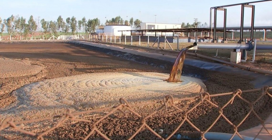 Legenda: “A vinhaça tem 95% de água em sua composição. A ideia é que por meio desse reator possamos quebrar as moléculas de água para gerar oxigênio e hidrogênio verde”, diz Thiago Lopes (foto: TV Tem)