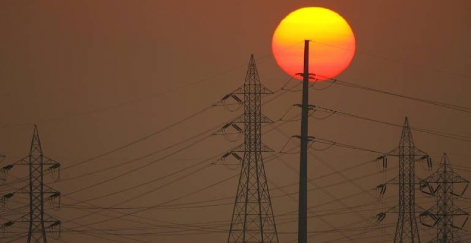 Legenda: Linhas de eletricidade e o Sol, durante uma onda de calor, na Califórnia - Mike Blake/Reuters