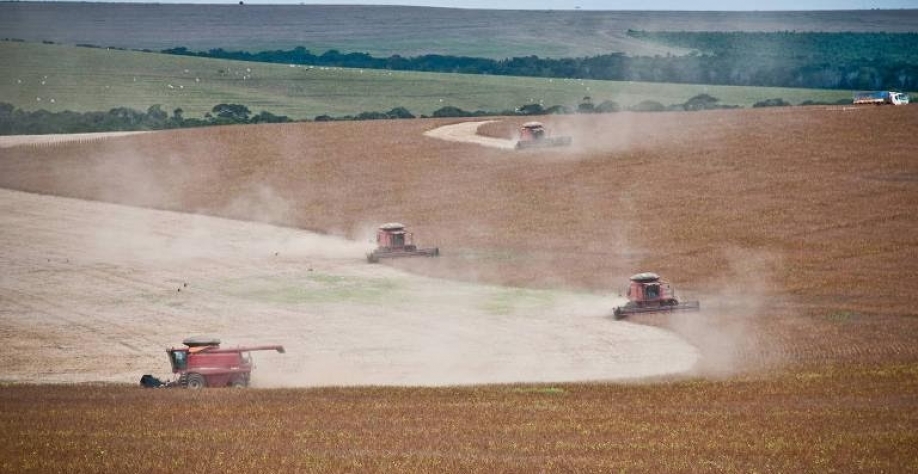 Legenda: Máquinas atuam em propriedade rural com soja em Mato Grosso, estado que viu avançar a produtividade nos últimos anos, mas que também desmatou grande parte do cerrado – Foto Ascom/Aprosoja