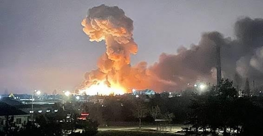 Legenda: Explosão é vista na capital ucraniana Kiev no dia 24 de fevereiro - Foto: Gabinete do Presidente da Ucrânia via EBC e Blog Jornal da USP