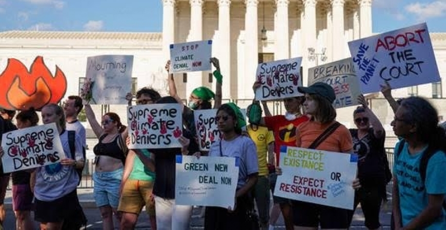 Legenda: Ativistas protestam em frente à Suprema Corte dos EUA durante julgamento que limitou poderes de agência ambiental para combater mudanças climáticas - Sarah Silbiger - 30.jun.2022/Reuters