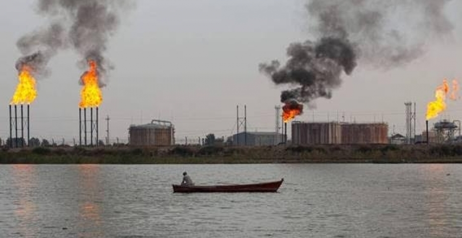 Legenda: Indústria petrolífera do Iraque queima gás, o que produz dióxido de carbono e outros gases que são prejudiciais para a atmosfera, contribuindo para o efeito estufa - Hussein Faleh - 4.mar.22/AFP