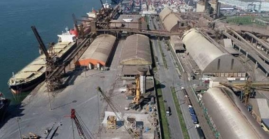 Legenda: As 20 mil toneladas de soja dadas em garantia ao BIB teriam 'sumido' de silo no Porto Paranaguá. Foto: undefined / undefined