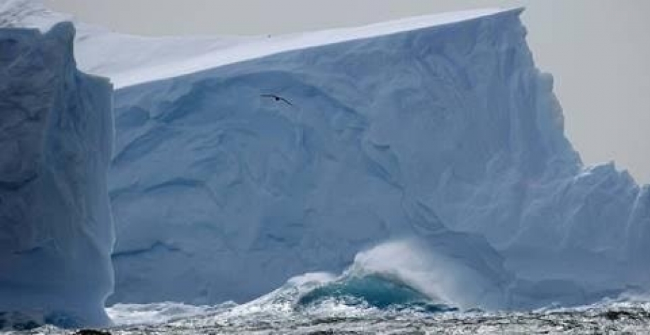 Área de gelo no mar antártico recua para mínimo recorde