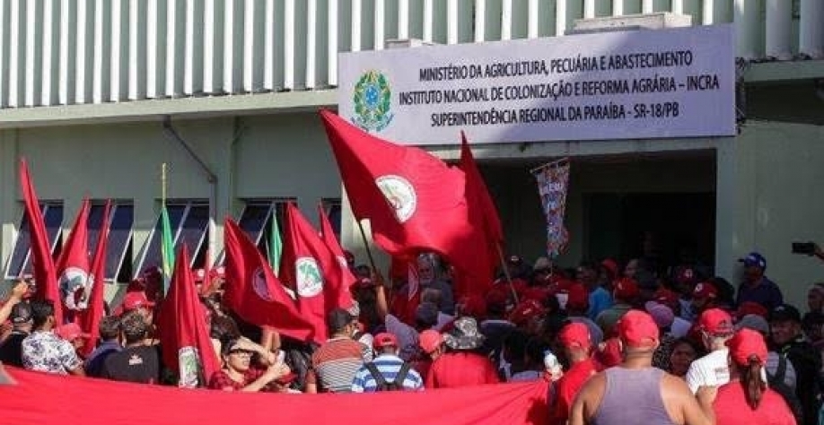 Manifestantes protestam em frenta à sede do Incra em João Pessoa nesta quarta-feira (19) - Leonardo Marinho/Divulgação MST