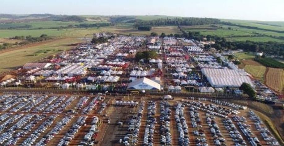 Legenda: Exemplo de onde vem essa resistência estava na Agrishow. Não, não se trata do confronto pela vitrine política, mas de valores. Fora do palanque, dezenas de milhares de pessoas participaram de “MBA a céu aberto” (Marcos Fava Neves) de tecnologia, 