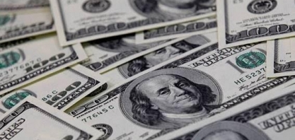 Dólar fecha no menor valor em mais de um ano antes de decisão sobre Selic