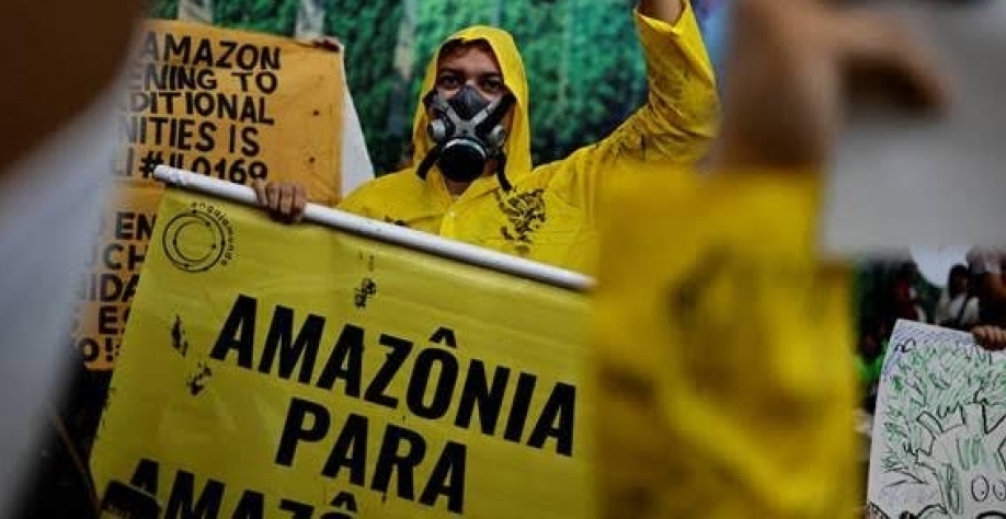 Membros de movimentos sociais protestam contra a exploração de petróleo na Amazônia, no centro de convenções onde aconteceu seminário que antecedeu a cúpula com líderes das nações amazônicas, em Belém (PA) - Ueslei Marcelino - 6.ago.2023/Reuters