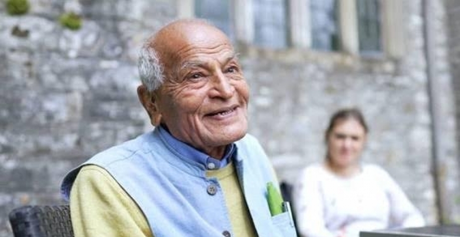 O ambientalista e pacifista indiano Satish Kumar no campus da Schumacher College, centro de estudos de sustentabilidade que fundou no sudoeste da Inglaterra em 1991, em cena do documentário 'Teaching Nature' - Divulgação