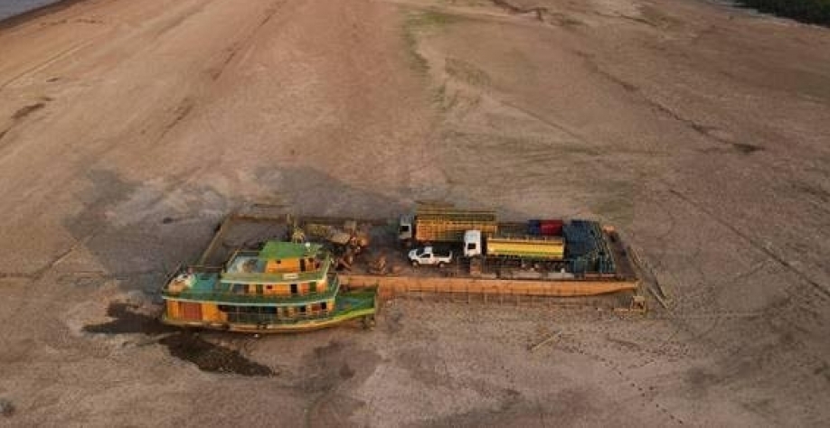 Seca na Amazônia deixa barcos encalhados e paralisa transporte pelos rios