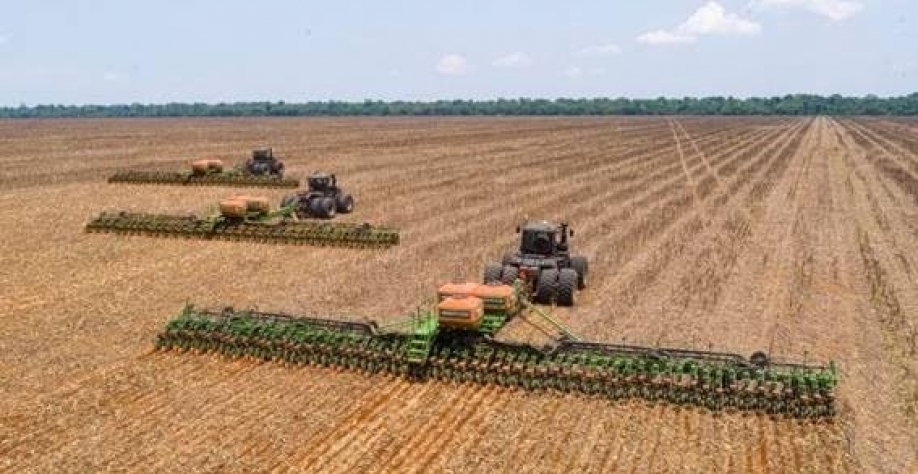 Agricultores comemoram chuva e iniciam plantio de soja em Goiás