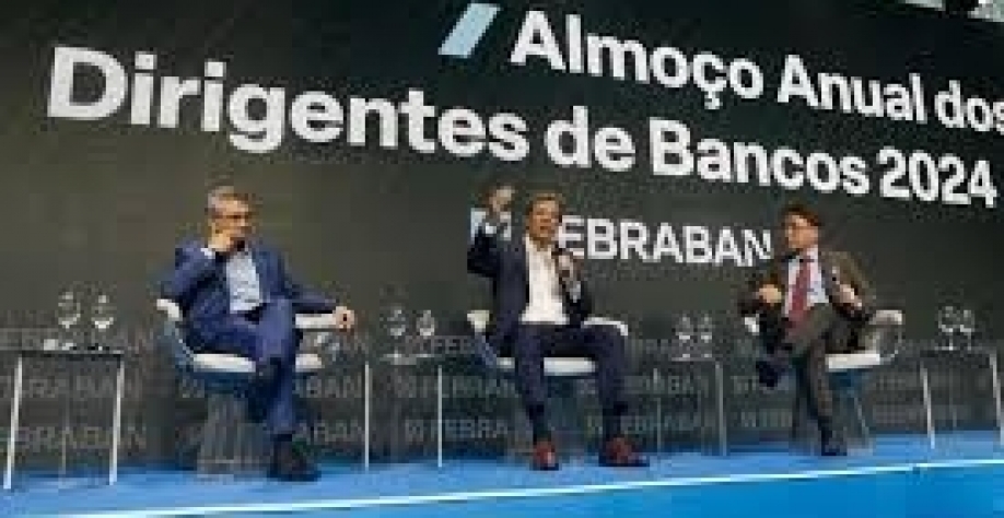 Haddad saiu do almoço com banqueiros pela cozinha